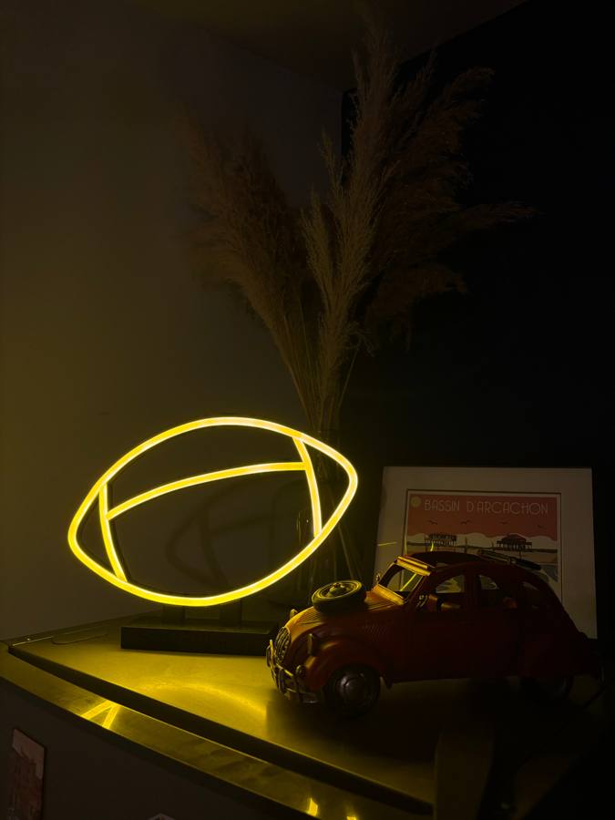Néon LED décoratif en ambiance, posé près d'une voiture miniature