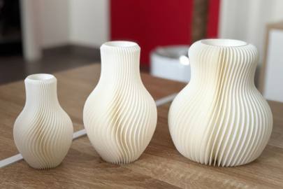 Trois vases imprimés en 3D, design ondulé, tailles différentes